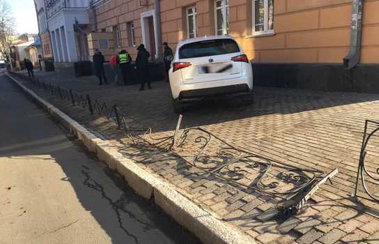 Новини Вінниці / Вінничанка за кермом «Лексуса» в’їхала в театр (ФОТО)