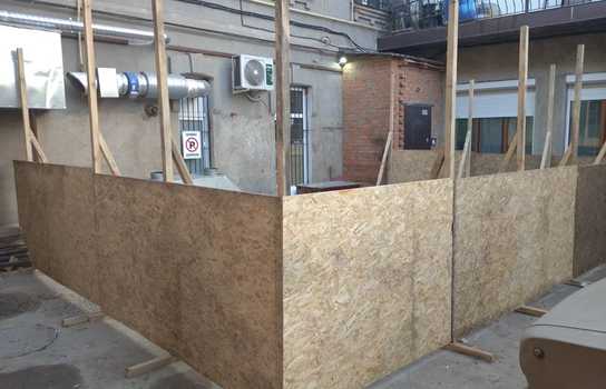 Новини Вінниці / У центрі Вінниці підприємець «захапав» чималий шматок території, встановивши паркан (ФОТО)