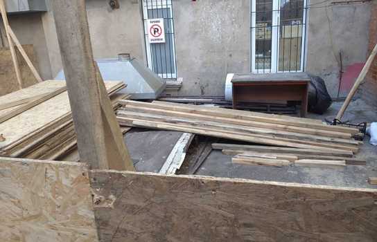 Новини Вінниці / У центрі Вінниці підприємець «захапав» чималий шматок території, встановивши паркан (ФОТО)