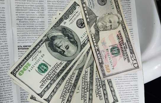 Новини Вінниці / На хабарі у тисячу доларів у Вінниці затримали поліцейського та посередника