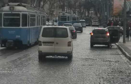 Новини Вінниці / Дванадцять аварій за дві з половиною години: прикрі наслідки «мокрого» снігопаду у Вінниці (ФОТО)