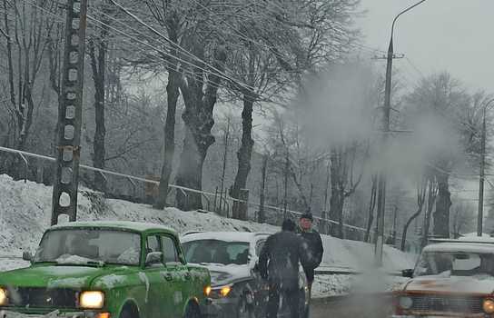 Новини Вінниці / Дванадцять аварій за дві з половиною години: прикрі наслідки «мокрого» снігопаду у Вінниці (ФОТО)