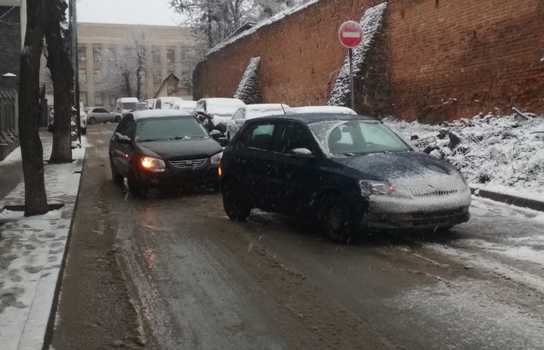 Новини Вінниці / Дванадцять аварій за дві з половиною години: прикрі наслідки «мокрого» снігопаду у Вінниці (ФОТО)