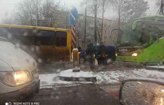 Новини Вінниці / Дванадцять аварій за дві з половиною години: прикрі наслідки «мокрого» снігопаду у Вінниці (ФОТО)