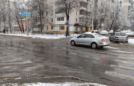 Новини Вінниці / Дванадцять аварій за дві з половиною години: прикрі наслідки «мокрого» снігопаду у Вінниці (ФОТО)