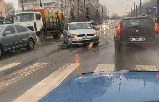 Новини Вінниці / Дванадцять аварій за дві з половиною години: прикрі наслідки «мокрого» снігопаду у Вінниці (ФОТО)
