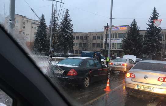 Новини Вінниці / Дванадцять аварій за дві з половиною години: прикрі наслідки «мокрого» снігопаду у Вінниці (ФОТО)