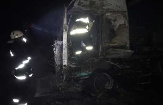 Новини Вінниці / Вранці під Ладижином на Вінниччині згоріла вантажівка (ФОТО)