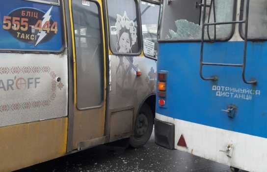 Новини Вінниці / У Вінниці маршрутка й тролейбус «не поділили дорогу» (ФОТО)