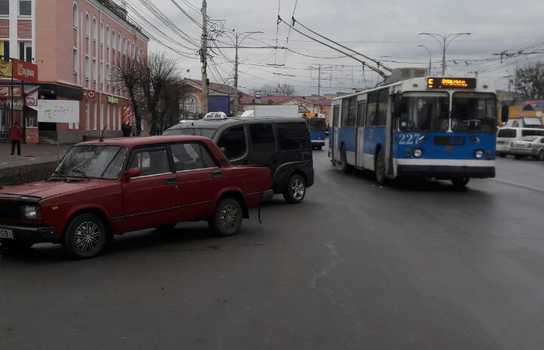 Новини Вінниці / У Вінниці маршрутка й тролейбус «не поділили дорогу» (ФОТО)