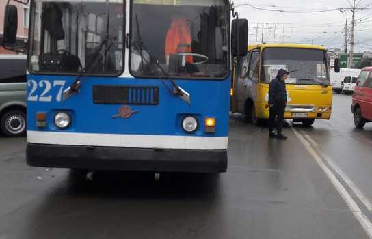Новини Вінниці / У Вінниці маршрутка й тролейбус «не поділили дорогу» (ФОТО)