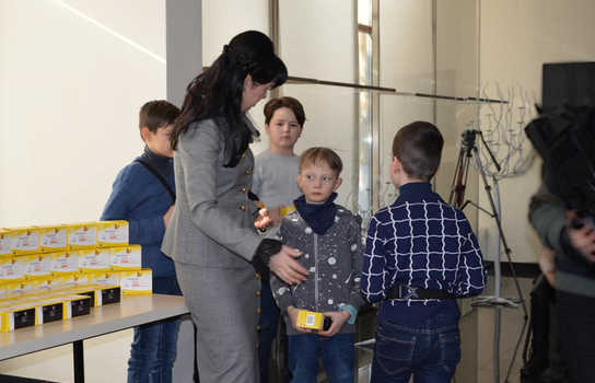 Новини Вінниці / У Вінниці амбасадори благодійного проєкту Алла Власюк та Дмитро Чаленко вручили хворим на діабет дітям сенсори (ФОТО)