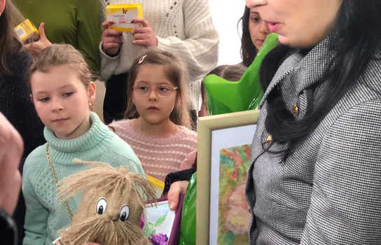 Новини Вінниці / У Вінниці амбасадори благодійного проєкту Алла Власюк та Дмитро Чаленко вручили хворим на діабет дітям сенсори (ФОТО)