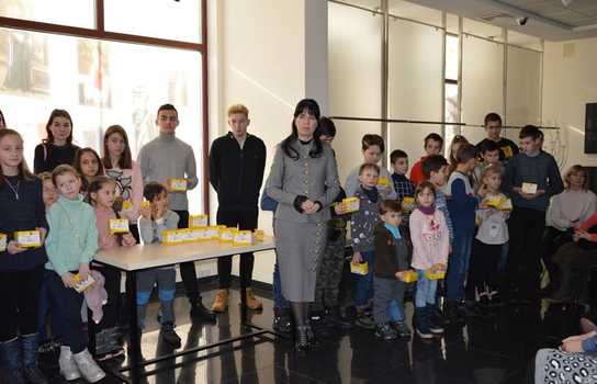 Новини Вінниці / У Вінниці амбасадори благодійного проєкту Алла Власюк та Дмитро Чаленко вручили хворим на діабет дітям сенсори (ФОТО)