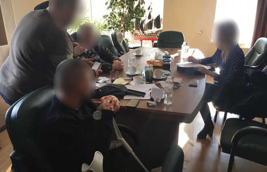 Новини Вінниці / Хабар у сто тисяч: у Гнівані на Вінниччині затримали депутата міськради та його «спільників» (ФОТО)