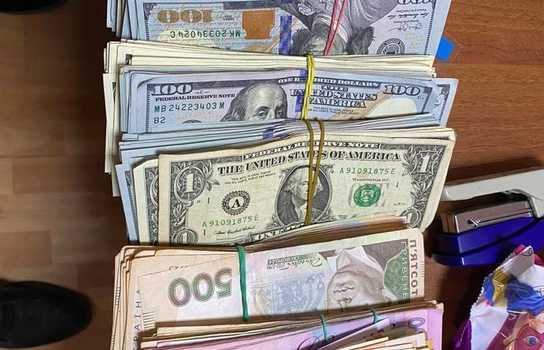 Новини Вінниці / Хабар у сто тисяч: у Гнівані на Вінниччині затримали депутата міськради та його «спільників» (ФОТО)