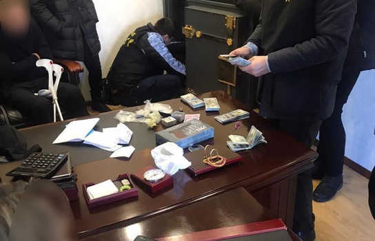 Новини Вінниці / Хабар у сто тисяч: у Гнівані на Вінниччині затримали депутата міськради та його «спільників» (ФОТО)