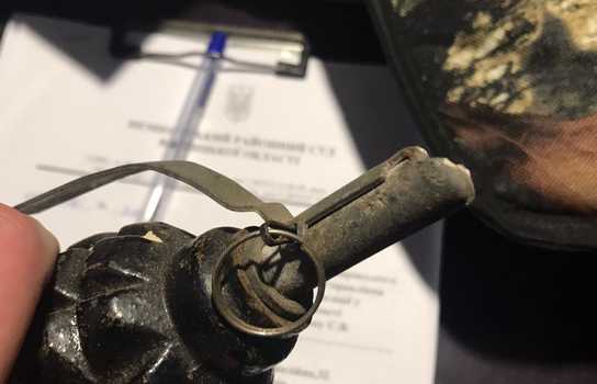 Новини Вінниці / «Колекцію» гранат та набоїв тримав у гаражі житель Немирівського району (ФОТО)