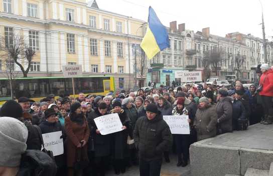 Новини Вінниці / «Медичний» мітинг у Вінниці: понад 4 години представники трьох районів пікетували облдержадміністрацію задля надання лікарням статусу опорних (ФОТО)
