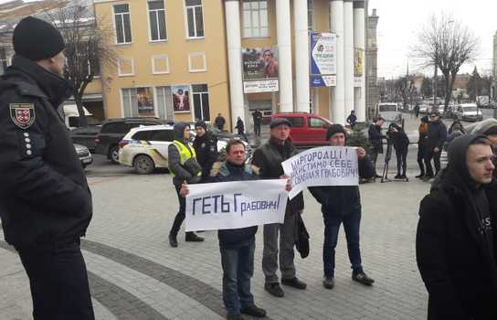 Новини Вінниці / «Медичний» мітинг у Вінниці: понад 4 години представники трьох районів пікетували облдержадміністрацію задля надання лікарням статусу опорних (ФОТО)