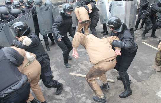 Новини Вінниці / "Заручники та бунт": у Вінницькій колонії провели антитерористичні навчання (ФОТО)
