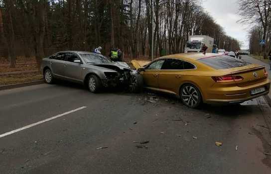 Новини Вінниці / Лобове зіткнення двох дорогих іномарок у Вінниці: перекрито рух по вулиці Пирогова (ФОТО)