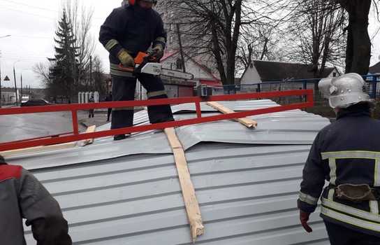 Новини Вінниці / На Вінниччині вітер зриває з дахів покрівлі (ФОТО)