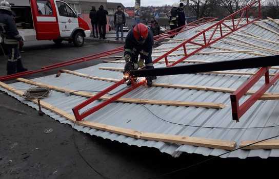 Новини Вінниці / На Вінниччині вітер зриває з дахів покрівлі (ФОТО)