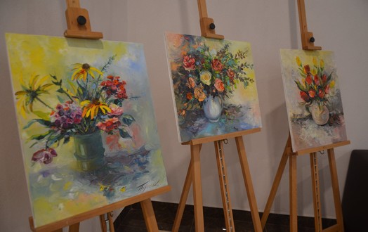 Новини Вінниці / Вінничанка презентує весняну виставку: приміщення суду прикрасили натюрмортами (ФОТО)