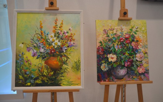 Новини Вінниці / Вінничанка презентує весняну виставку: приміщення суду прикрасили натюрмортами (ФОТО)