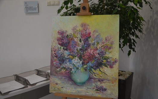Новини Вінниці / Вінничанка презентує весняну виставку: приміщення суду прикрасили натюрмортами (ФОТО)