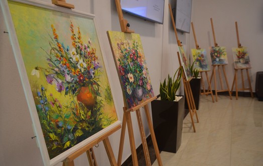 Новини Вінниці / Вінничанка презентує весняну виставку: приміщення суду прикрасили натюрмортами (ФОТО)