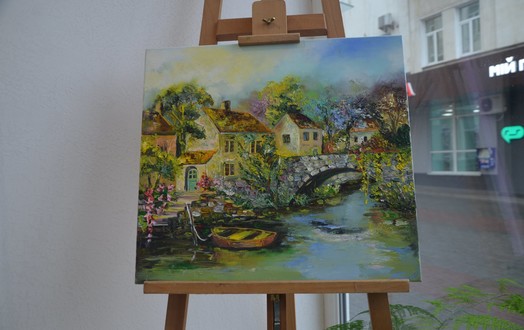 Новини Вінниці / Вінничанка презентує весняну виставку: приміщення суду прикрасили натюрмортами (ФОТО)