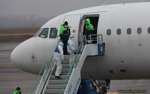 Новини Вінниці / Шукають коронавірус: у Вінницькому аеропорту посилено перевіряють паломників з Ізраїля (ФОТО)