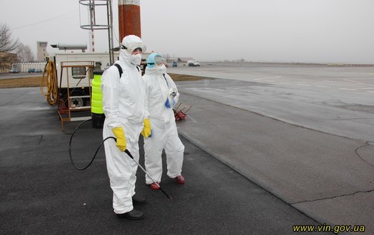 Новини Вінниці / Шукають коронавірус: у Вінницькому аеропорту посилено перевіряють паломників з Ізраїля (ФОТО)