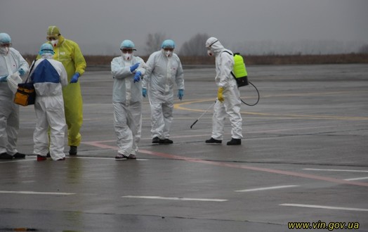 Новини Вінниці / Шукають коронавірус: у Вінницькому аеропорту посилено перевіряють паломників з Ізраїля (ФОТО)