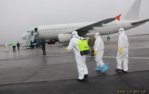 Новини Вінниці / Шукають коронавірус: у Вінницькому аеропорту посилено перевіряють паломників з Ізраїля (ФОТО)