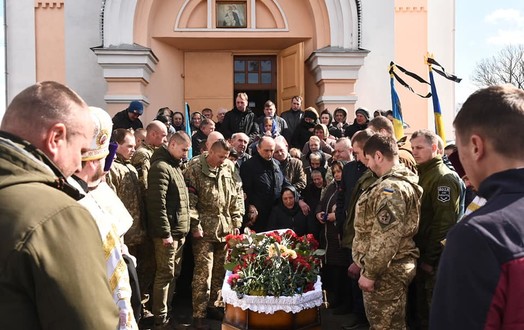 Новини Вінниці / Російська ракета влучила за два дні до ротації: на Вінниччині поховали 34-річого воїна Андрія Ведешина (ФОТО, ВІДЕО)