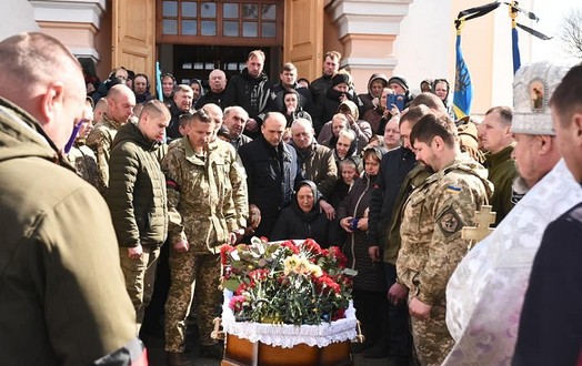 Новини Вінниці / Російська ракета влучила за два дні до ротації: на Вінниччині поховали 34-річого воїна Андрія Ведешина (ФОТО, ВІДЕО)