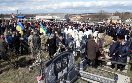 Новини Вінниці / Російська ракета влучила за два дні до ротації: на Вінниччині поховали 34-річого воїна Андрія Ведешина (ФОТО, ВІДЕО)