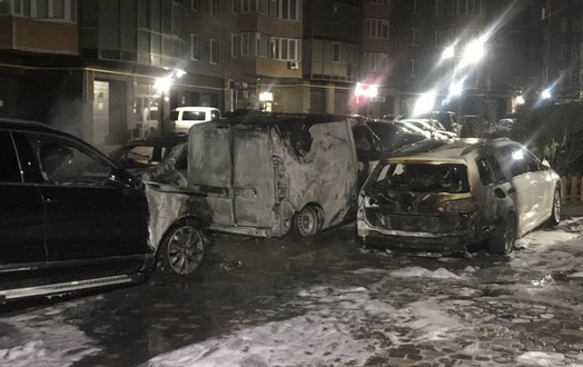 Новини Вінниці / Чотири іномарки згоріло вночі біля Набережного кварталу у Вінниці: ймовірний підпал (ФОТО, ВІДЕО)