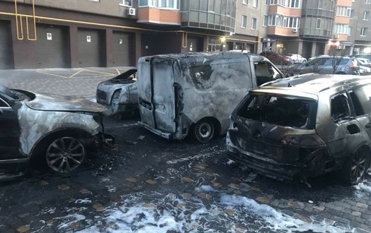 Новини Вінниці / Чотири іномарки згоріло вночі біля Набережного кварталу у Вінниці: ймовірний підпал (ФОТО, ВІДЕО)