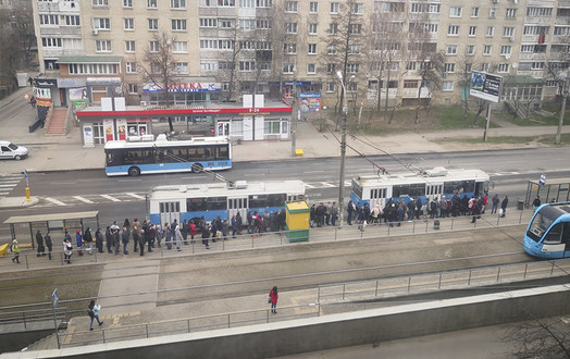 Новини Вінниці / Пасажирський колапс у Вінниці: на зупинках громадського транспорту збирається до сотні людей