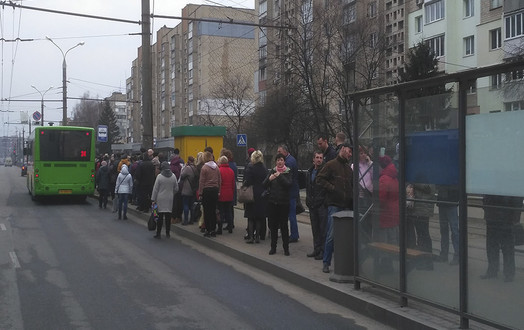 Новини Вінниці / Пасажирський колапс у Вінниці: на зупинках громадського транспорту збирається до сотні людей