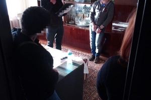 Новини Вінниці / Поклали лицем у кульбабки: вінницькі силовики затримали торговця «кодграберами»