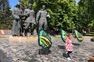 Новини Вінниці / До Вічного вогню у Вінниці покласти квіти прийшли сотні родин з дітьми 