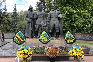 Новини Вінниці / До Вічного вогню у Вінниці покласти квіти прийшли сотні родин з дітьми 