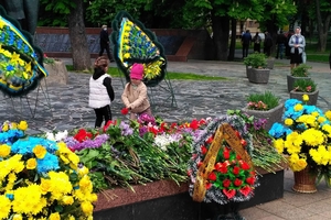 Новини Вінниці / До Вічного вогню у Вінниці покласти квіти прийшли сотні родин з дітьми 