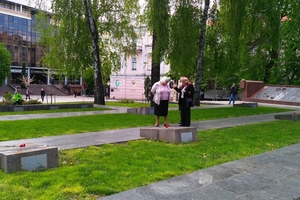 Новини Вінниці / До Вічного вогню у Вінниці покласти квіти прийшли сотні родин з дітьми 