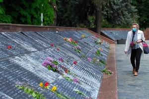 Новини Вінниці / До Вічного вогню у Вінниці покласти квіти прийшли сотні родин з дітьми 